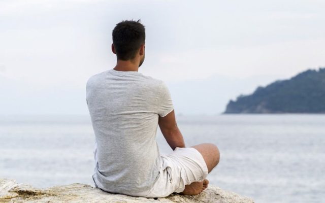 Man meditating by ocean - Kai Wellness - Los Angeles Acupuncture